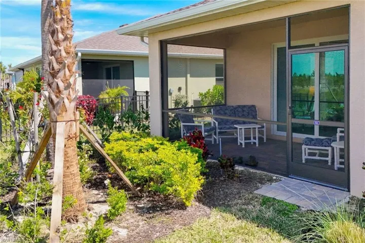 Peaceful & Tranquil Screened in Lanai with Outdoor Furniture included