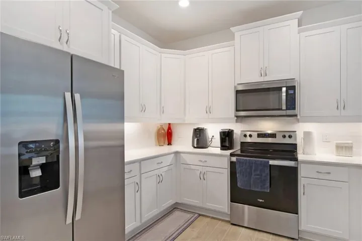 Stainless steel appliances, gorgeous Silestone countertops
