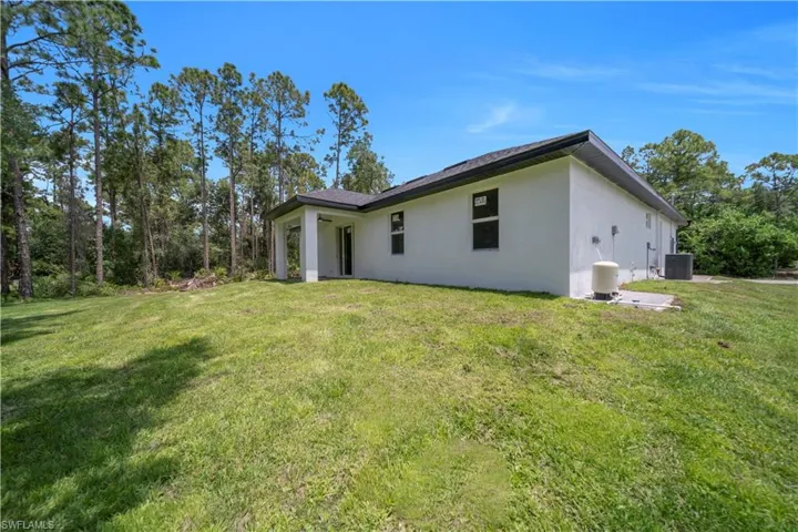 2005  Robert  AVE, Alva, FL 33920