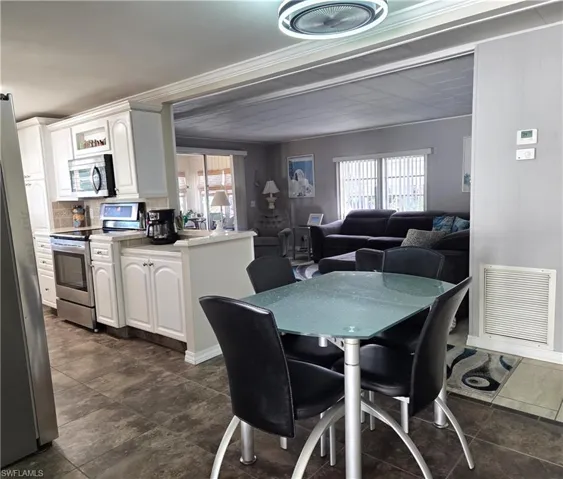 Check out the size-adjusting glass kitchen table!
