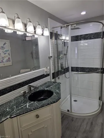 Beautifully remodeled Hall Bathroom