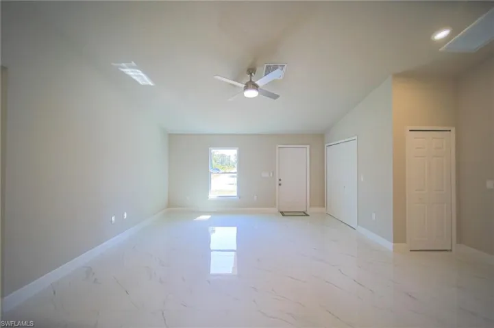 Large Living Room With A Ceiling Fan/Light