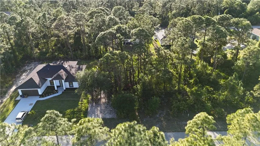 Bird's eye view featuring a view of trees