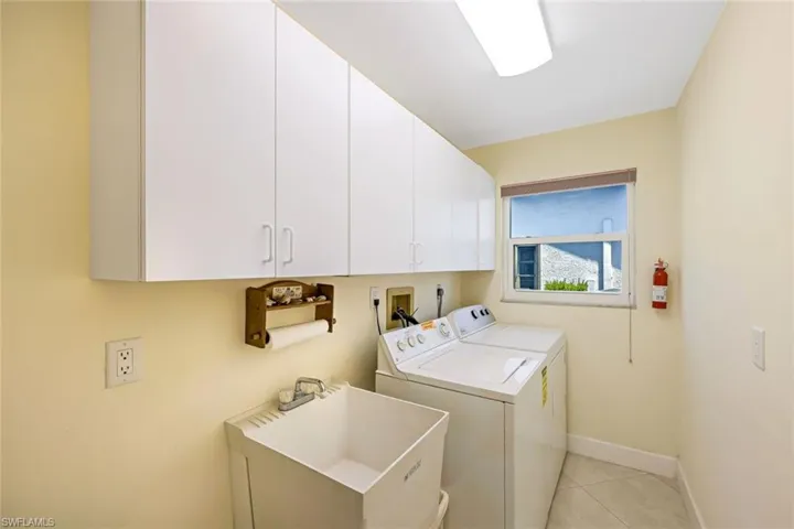 Large laundry/mud room with extra cabinets