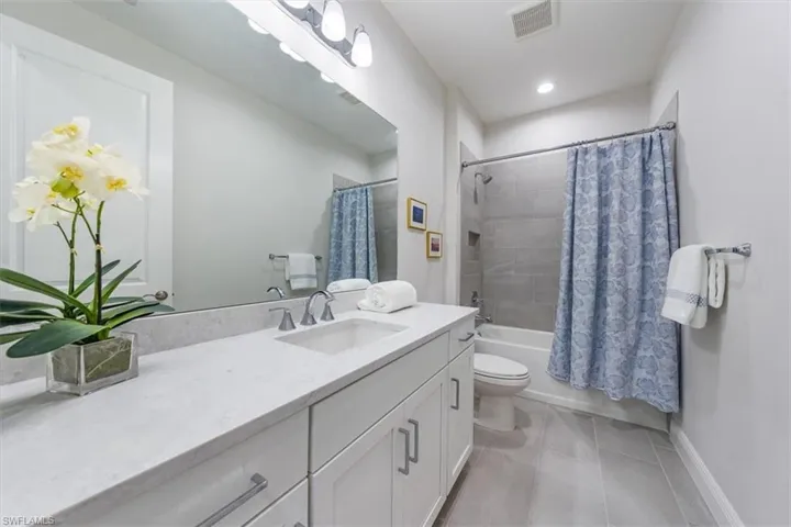 Guest bathroom.