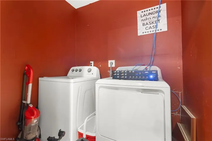 Washroom with washer and clothes dryer and hookup for an electric dryer