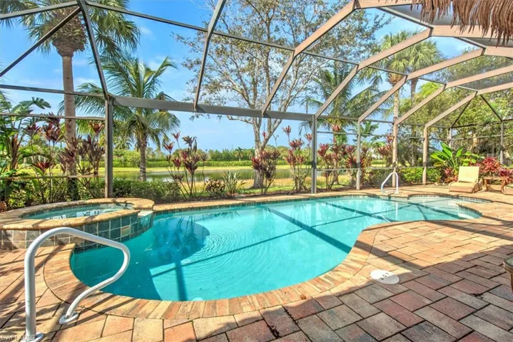 Imagine waking up every day to this, knowing it is snowing back home ... sip a coffee in the morning and your dream tea at night.  This is your reward for having worked so hard !!