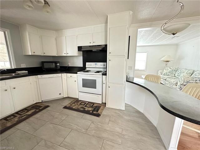 Kitchen w/Breakfast Bar
