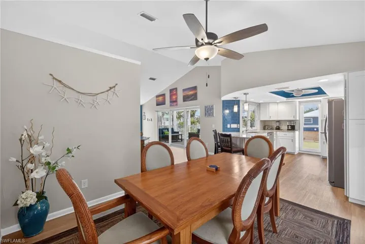 Large dining area table!
