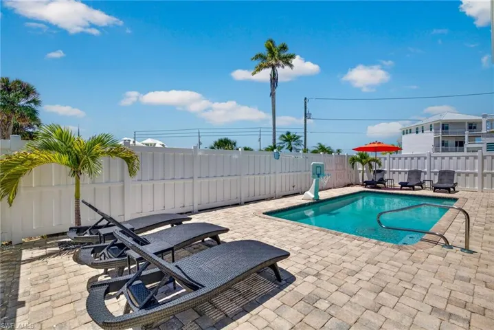 Large pool deck!