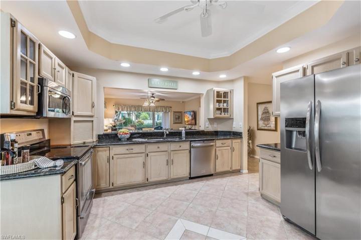 Spacious kitchen w S/S appliances/gjranite