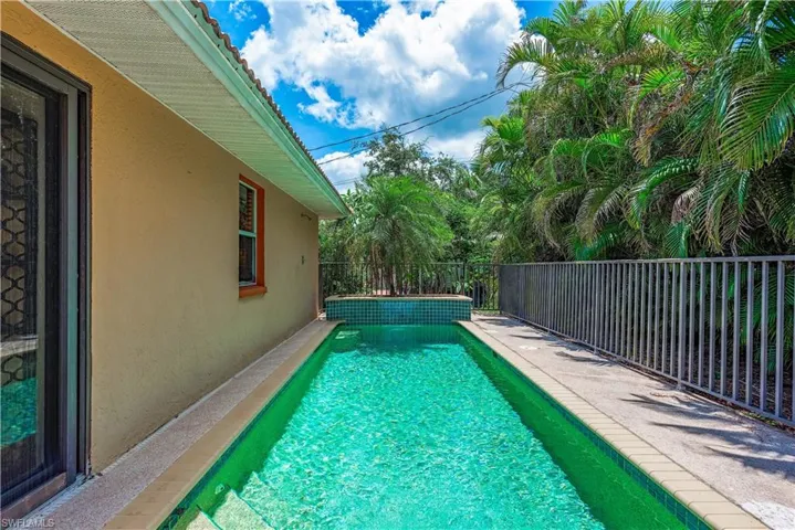 580  103rd N AVE, Naples, FL 34108