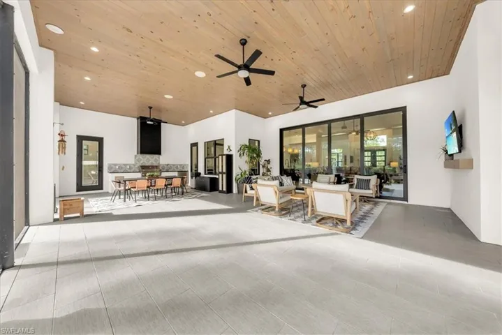 Covered/ Screened Outdoor Entertaining