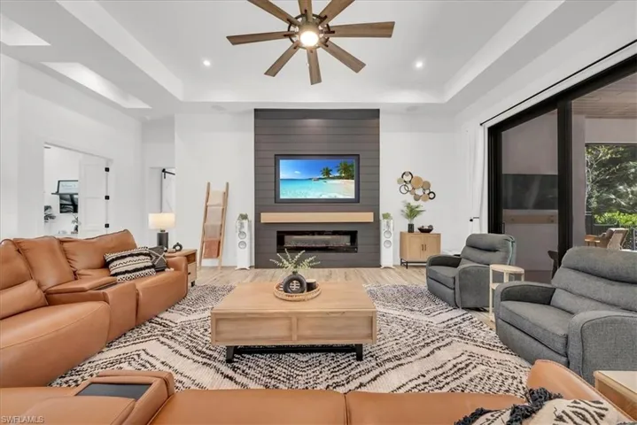 FR with elec. fireplace