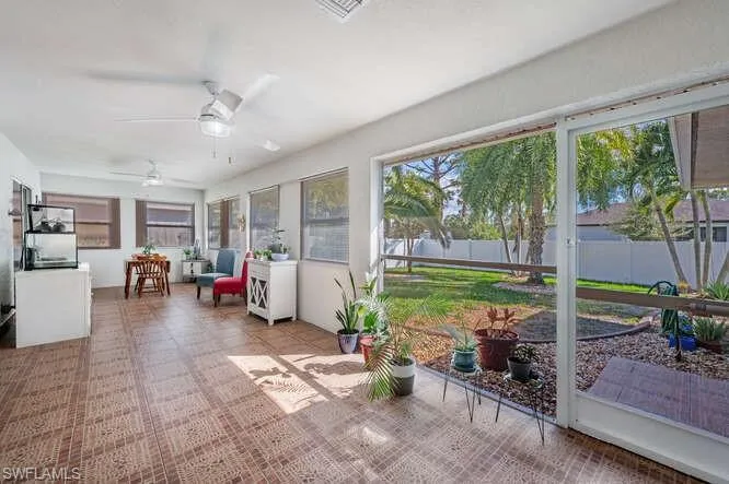 Sunroom / solarium with ceiling fan