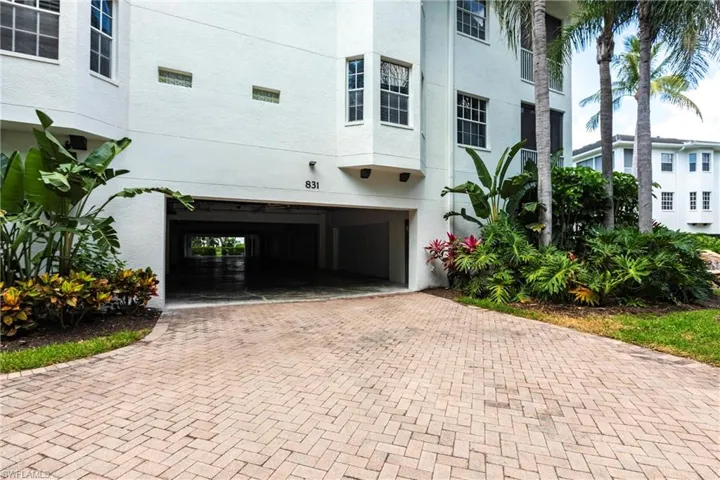 831  Sailaway  LN, Naples, FL 34108