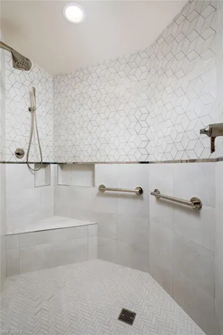Full bath with a tile shower and recessed lighting