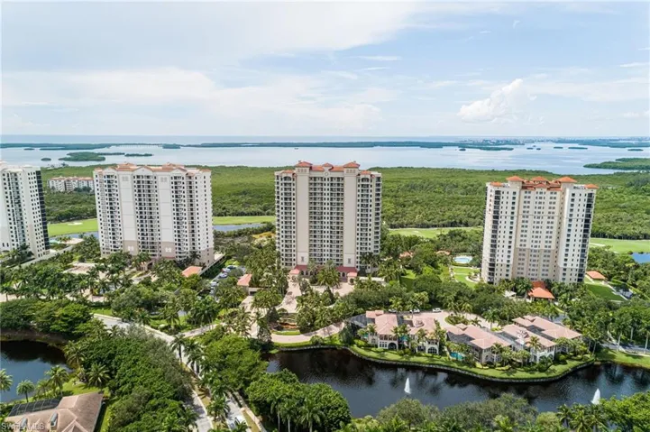 Bird's eye view of apartment complex / building