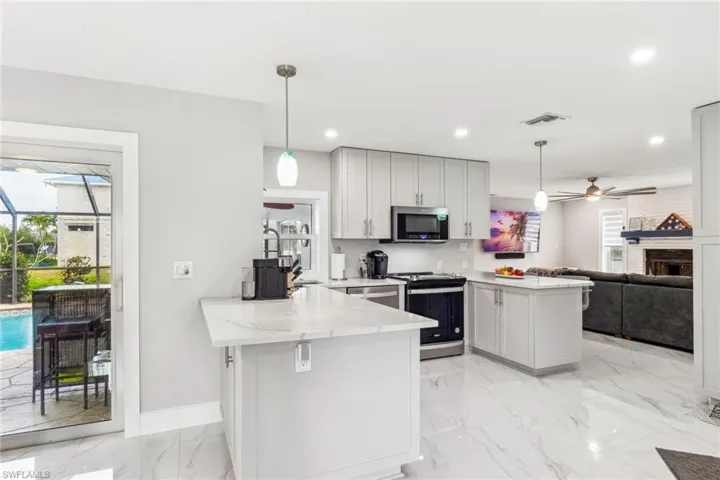 6042  Macbeth  LN, Fort Myers, FL 33908