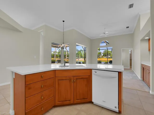 Kitchen w/ Island