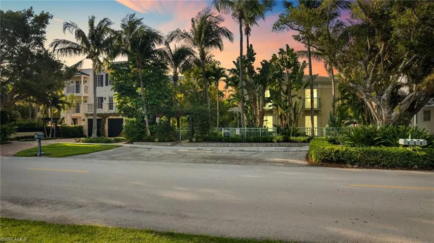 445  3rd S AVE, Naples, FL 34102