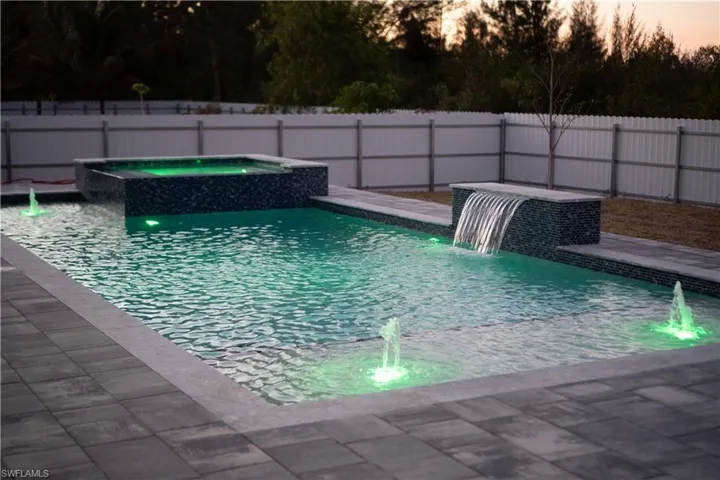 Integrated pool / spa with a fenced backyard