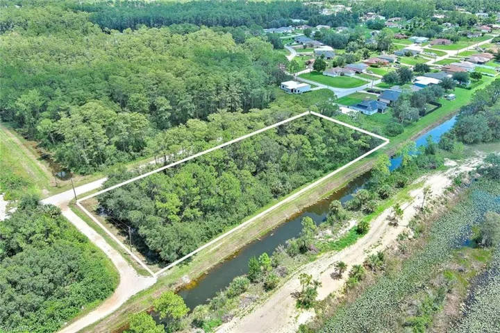 Aerial view of property's location featuring property boundaries highlighted and a nearby body of water