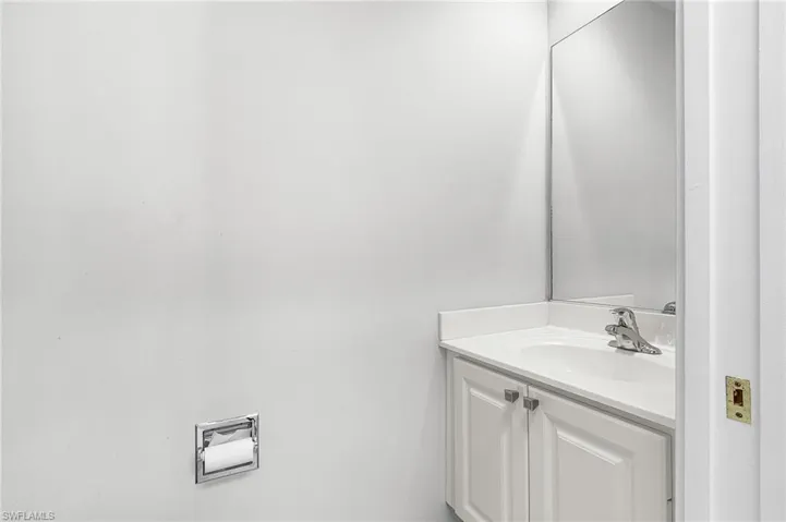 DOWNSTAORS 1/2 BATH