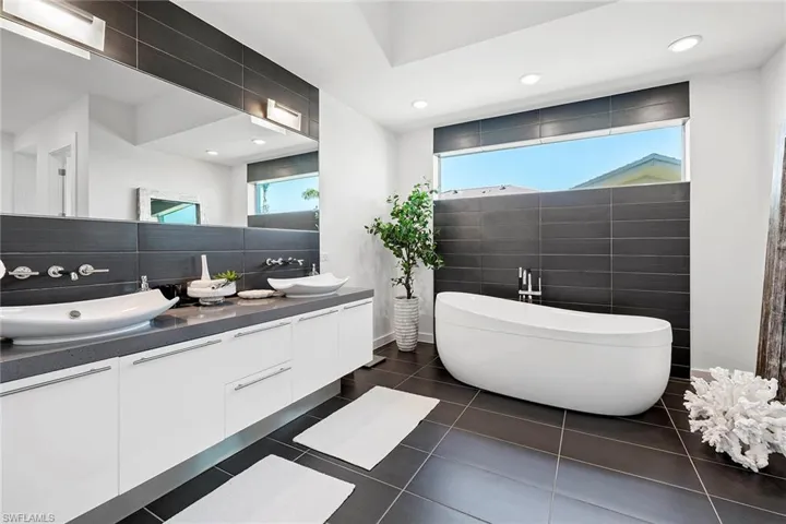 1st Floor Master Bath