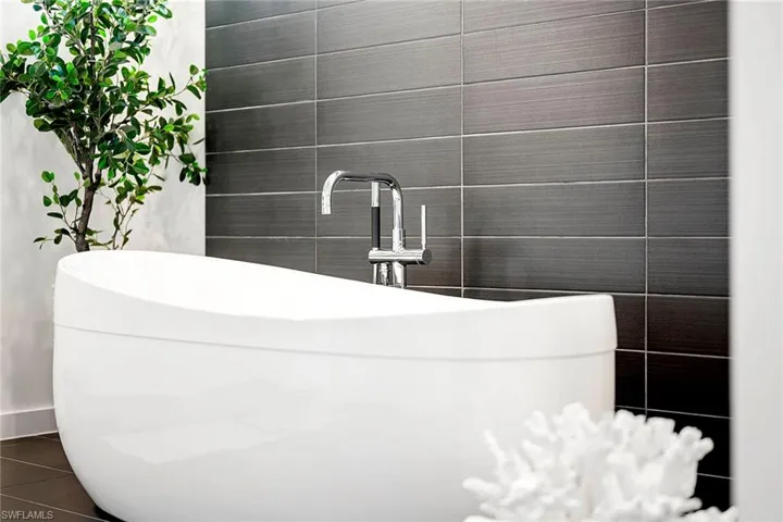 1st Floor Master Bath