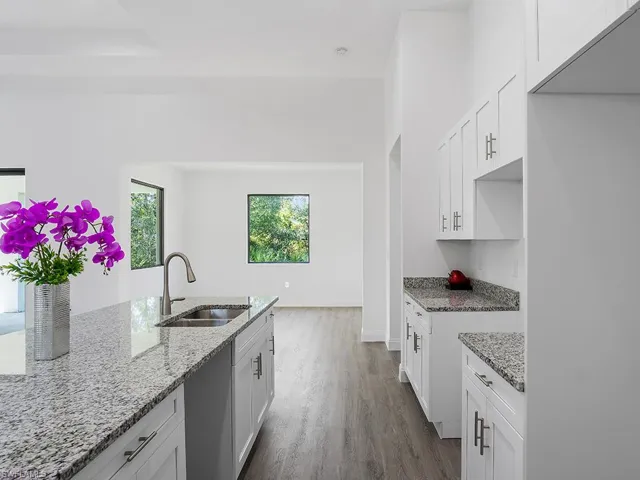 Kitchen, quartz counters