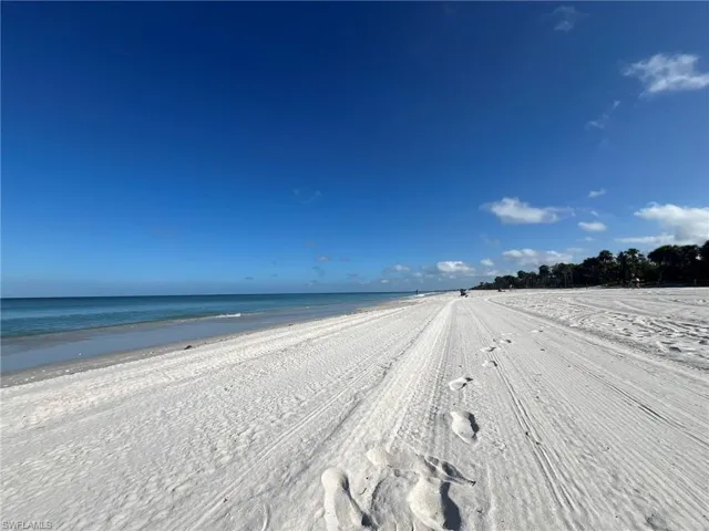 513 Lake Louise Cir # 202, Naples, Florida 34110
