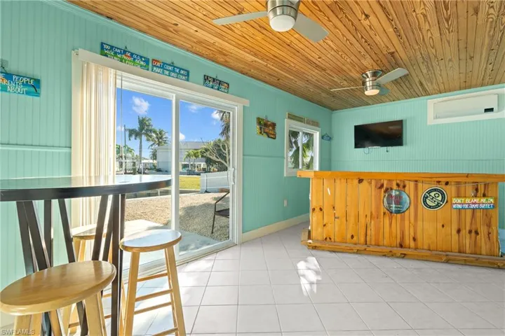 Sunroom / solarium featuring a wall unit AC