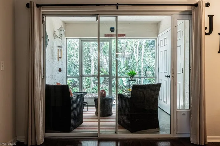 Entryway featuring baseboards