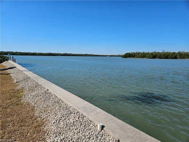 Harbor Place seawall & river