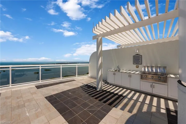 Seaglass Roof Top Bar/Grill Area