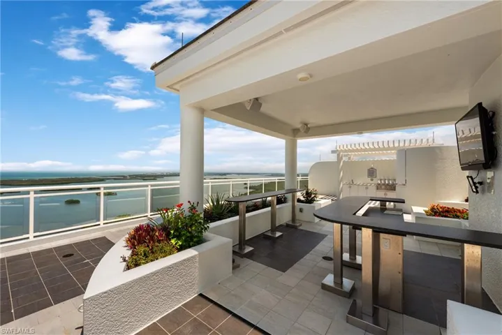 Seaglass Roof Top Bar/Grill Area