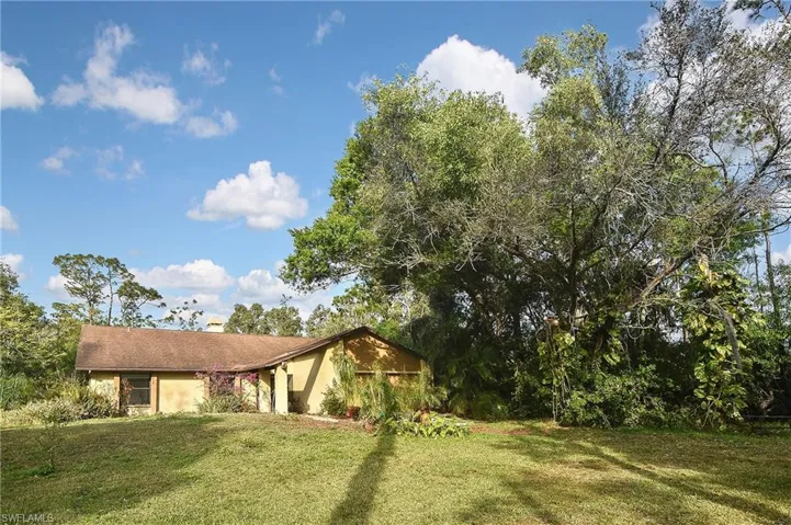 View of front facade with a front lawn