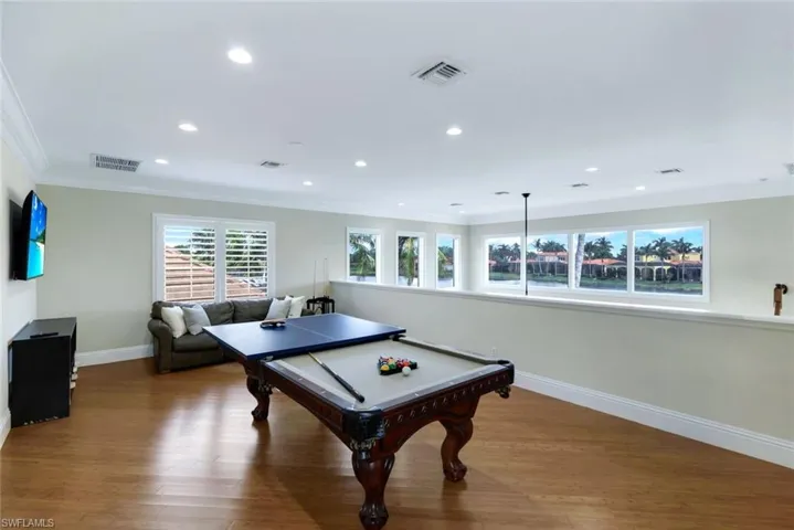 Pool/ping pong table