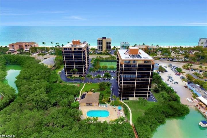 The perfect location--beach, bay, boating!