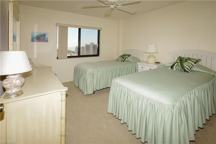 Spacious guest bedroom with Gulf views!