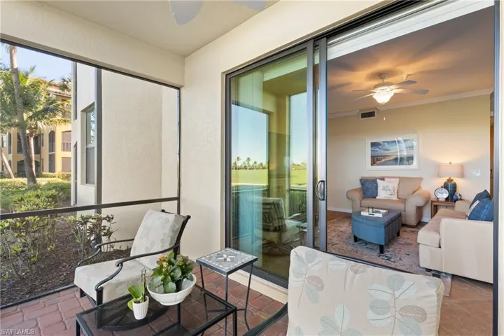 Sunroom / solarium with visible vents and ceiling fan