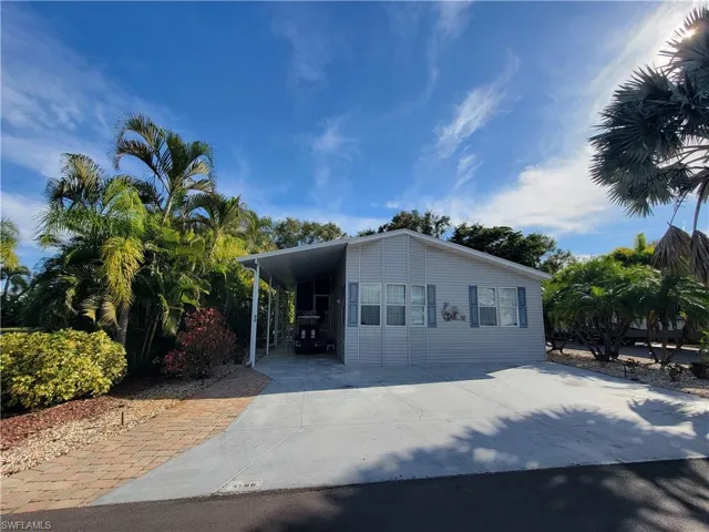 Manufactured / mobile home featuring concrete driveway
