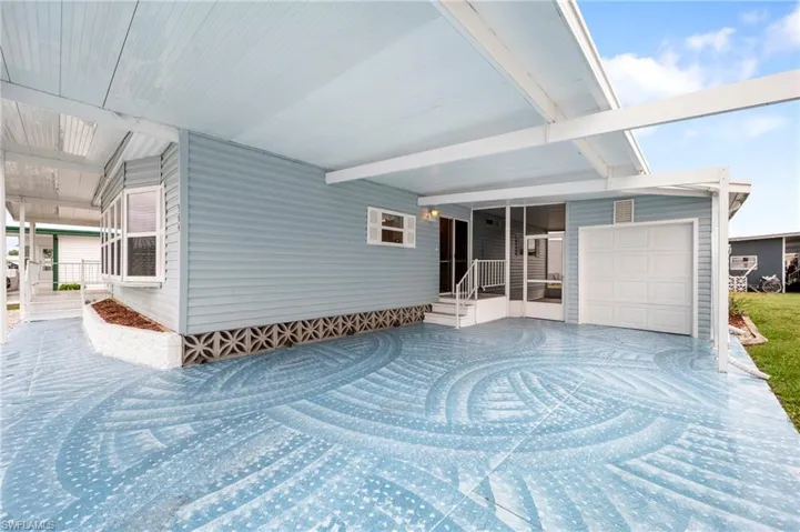564  Hogan  DR, North Fort Myers, FL 33903