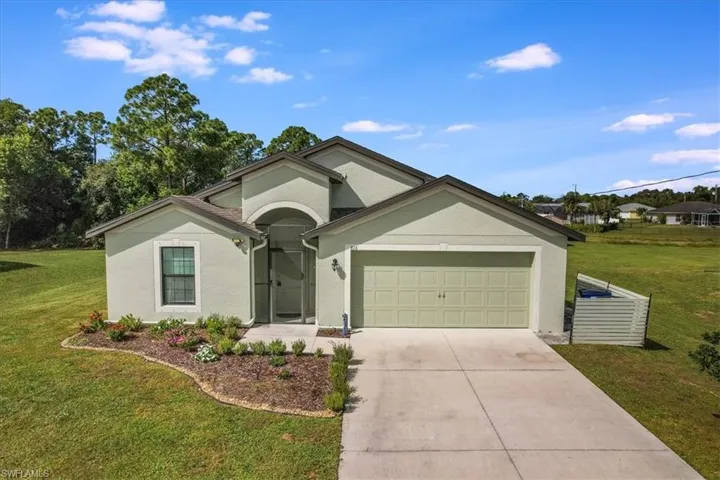 Attractive curb appeal, long drive way!!