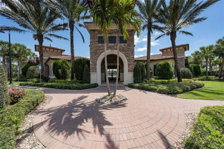 9423  Foxglove  LN, Naples, FL 34120