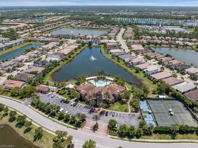9423  Foxglove  LN, Naples, FL 34120