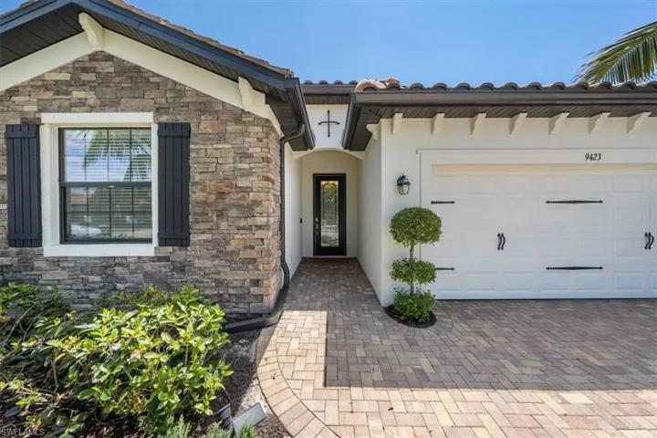 9423  Foxglove  LN, Naples, FL 34120