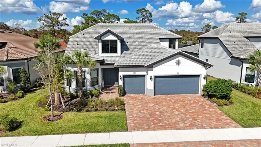 View of front of property featuring a front yard
