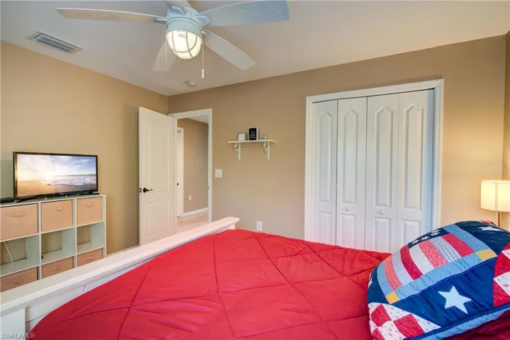 Another good sized bedroom